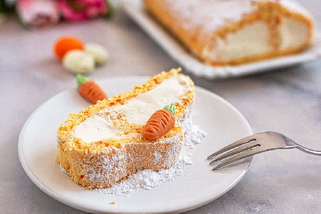Сладко великденско руло с морковен блат с белтъци и сметанов крем с маскарпоне - снимка на рецептата